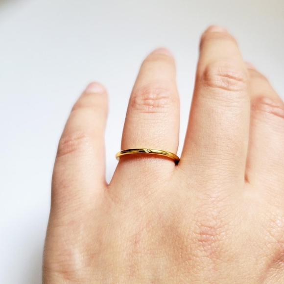 NWOT Dainty 1mm Yellow Gold Ring Band - Picture 5 of 8